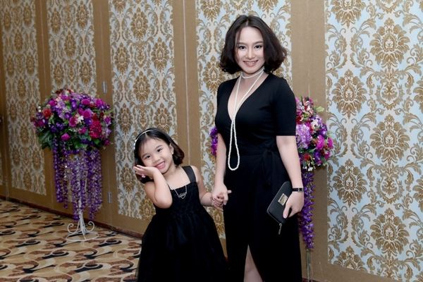 Vợ cũ Phan Thanh Bình gợi cảm bên Á hậu Kim Nguyên - Ảnh 6